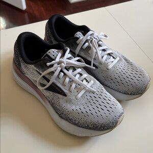 Brooks Ghost 16 White & Black Sneakers. Women’s size 7.5, in good condition